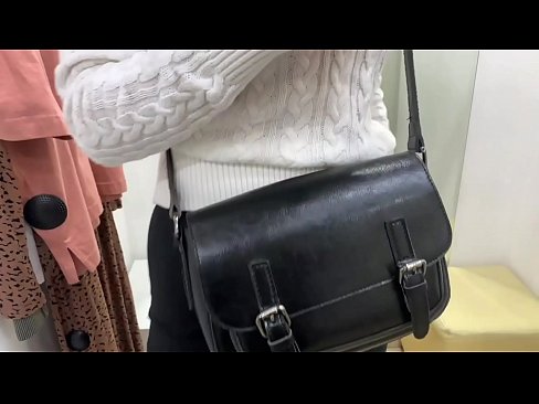 ❤️ خودارضایی عمومی عوضی جوان FeralBerry با دیلدو در اتاق تناسب پورنو روسی در fa.dickies-shop.ru