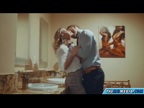 ❤️ وقتی یک بلوند بی تنه شما را در یک دستشویی عمومی اغوا می کند پورنو روسی در fa.dickies-shop.ru